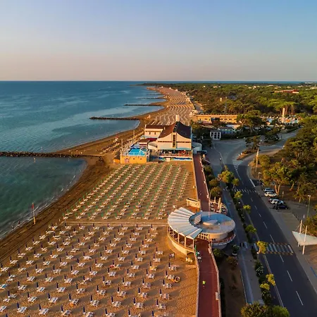 Well-equipped On The Seafront Of Lignano Апартаменты Линьяно-Саббьядоро